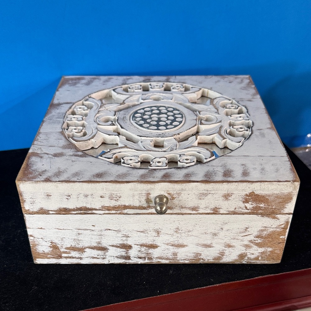 💐Shabby Chic Medallion Carved Jewelry Box